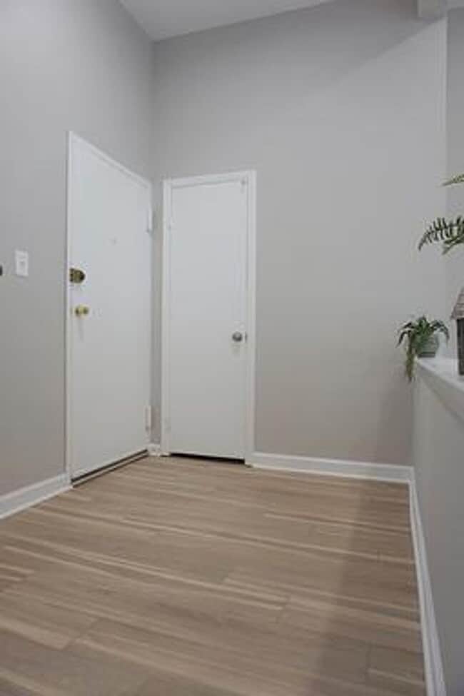 Building Photo - Beautifully Remodel Top-Level Condo!