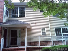 Building Photo - 228 Pinelli Dr