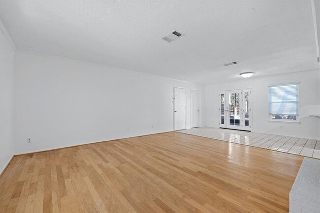 Foto del edificio - 4100 Harcourt Dr