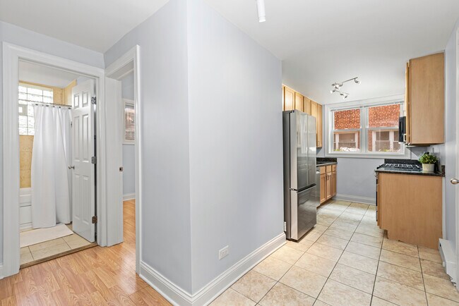 Building Photo - 2624 W Catalpa Ave