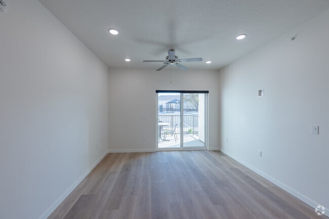 2 habitaciones, 1 baño - 1100 pies cuadrados - Sala de estar - Mountain View Apartments