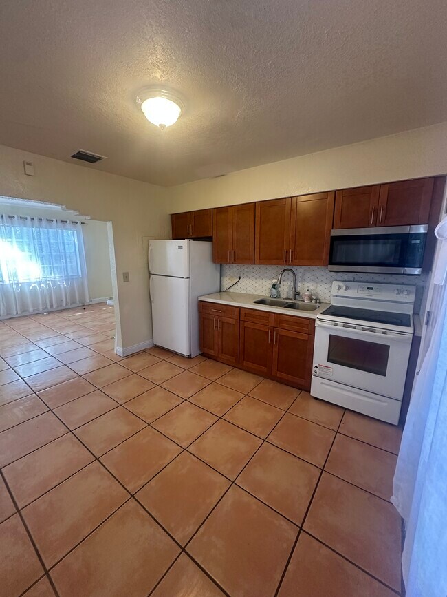 Foto del edificio - 1735 NW 51st St