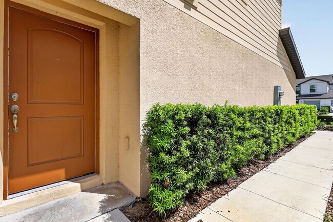 Foto del edificio - 3BR Townhome in Tavares with Open Floor Plan & Community Playground