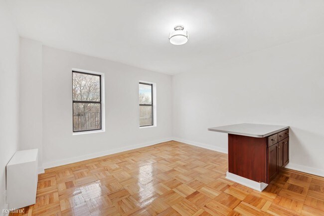 Building Photo - 3279 Bainbridge Ave
