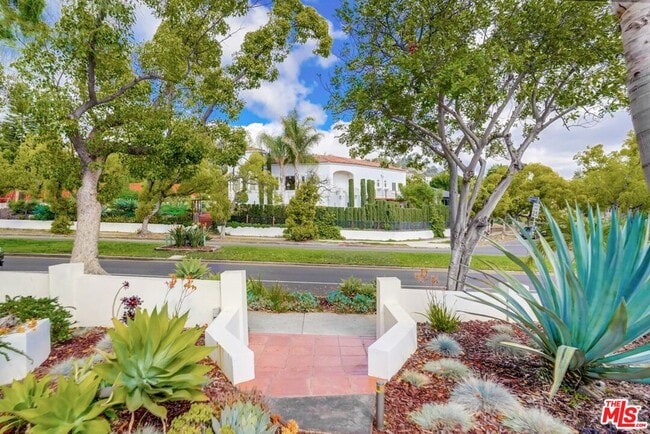 Foto del edificio - 2303 Hillhurst Ave