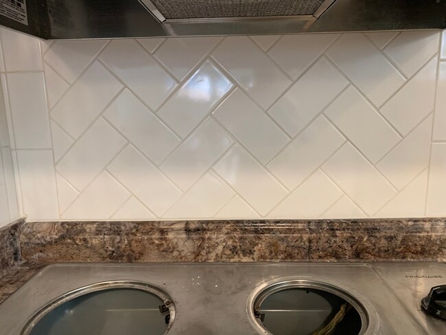 Backsplash behind cooktop - 423 N 19th St