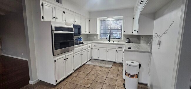 Building Photo - 2248 Sunnyside Ave