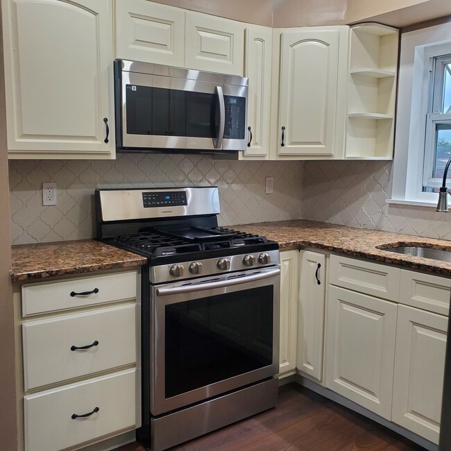 Kitchen Microwave and Range - 2884 Middletown Rd