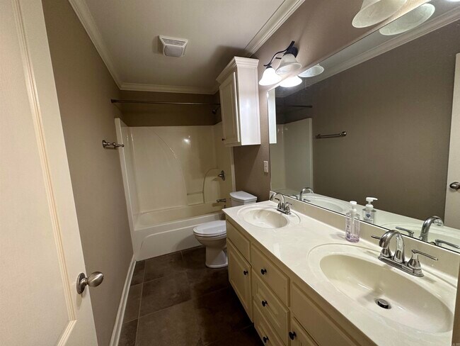 Building Photo - 2121 Airborn Dr