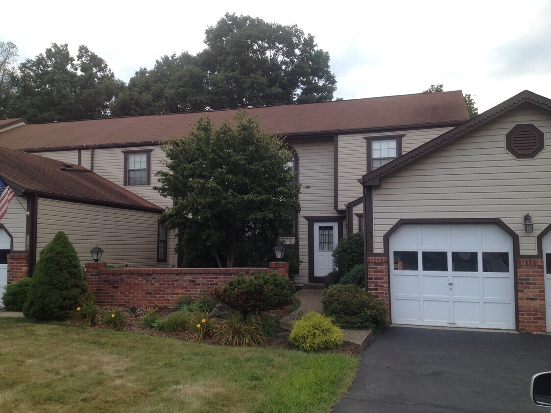 1130 Valleyview Dr, Lawrence, PA 15055 Townhome Rentals in Lawrence
