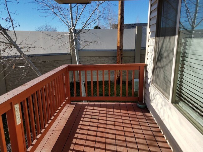 Foto del edificio - West-end 3 Bedroom Condo w/ Garage - End U...