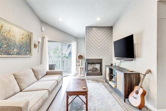 Foto del edificio - 2450 Wickersham Ln