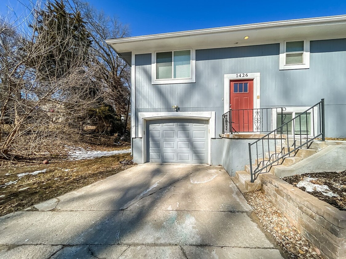 Primary Photo - Freshly Remodeled 2BR/1.5 BA Duplex in KCK