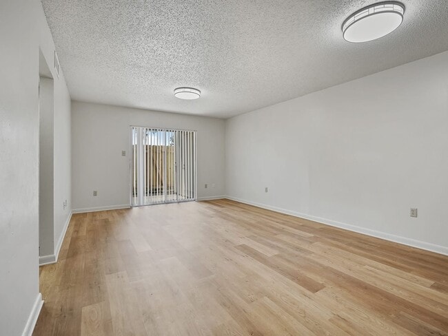 Building Photo - Southern Oaks Apartments