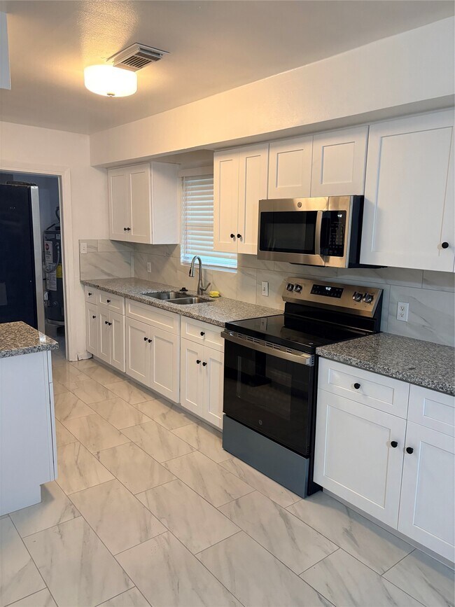 Foto del edificio - 4110 Wuthering Heights Dr