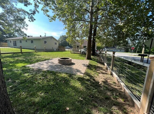 Patio amplio, apto para mascotas y cercado. - 2002 E Huntsville Rd