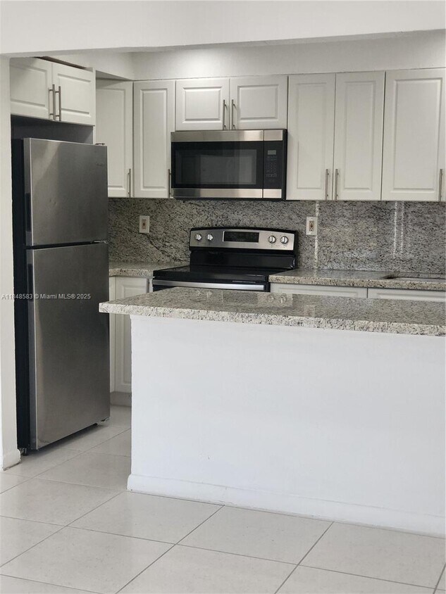 Foto principal - 17500 NW 68th Ave
