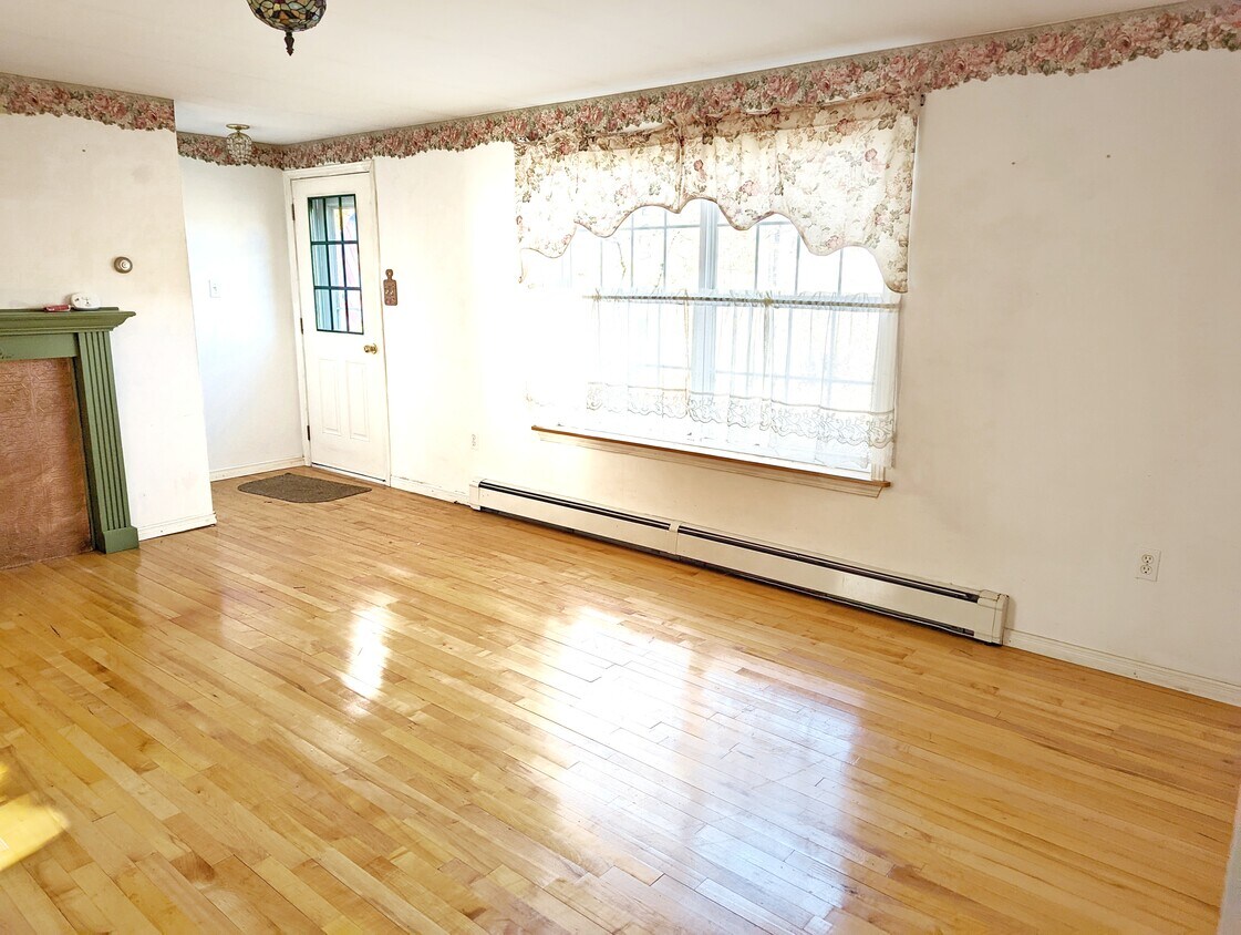 Living Room - 47 King St