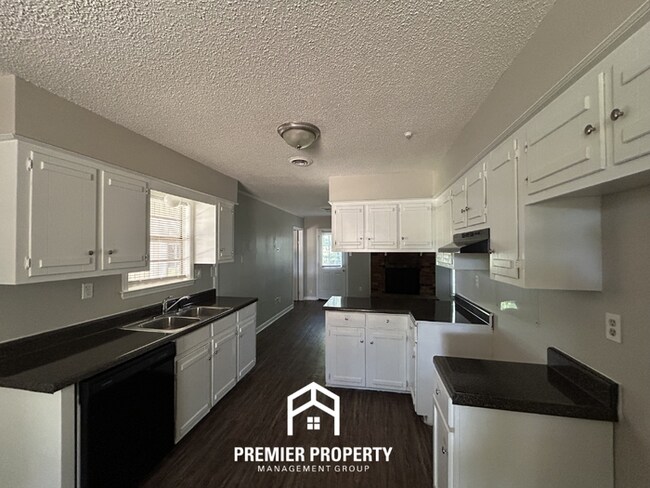 Foto del edificio - Charming 3BR/2BA Horn Lake Home | Hardwood Floors, Brick Fireplace & Fenced Yard