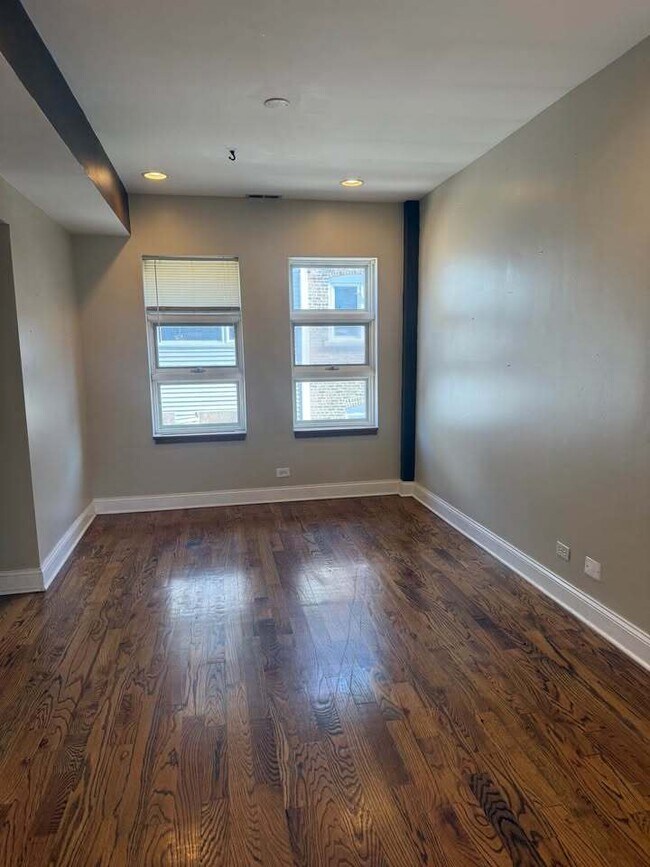 Foto del edificio - 1062 W Chicago Ave