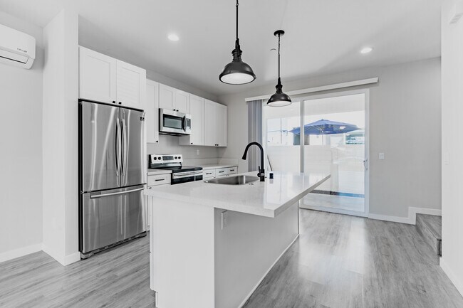 Spacious Modern Kitchen - 3714 Cherokee Ave