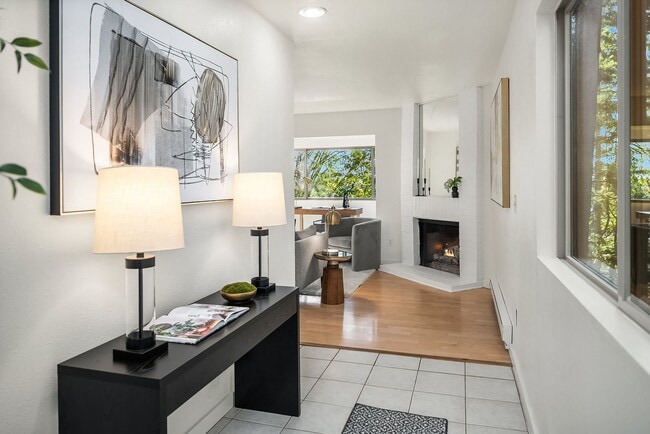 Building Photo - Bellevue Condo in Cherry Crest Vista with Updated Kitchen