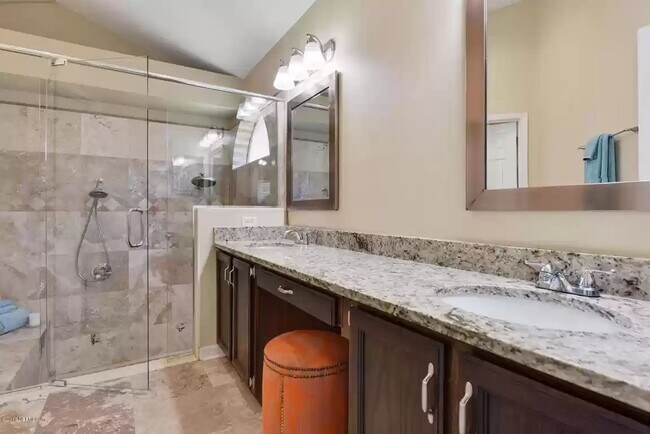 Foto del edificio - 8563 Wyndhurst Dr
