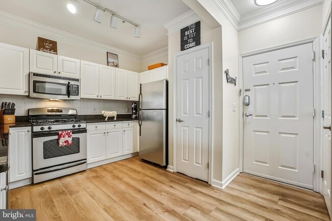 Building Photo - 27 Booth St