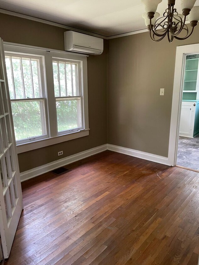 Building Photo - 2 bed 1 bath cottage available July 2nd!