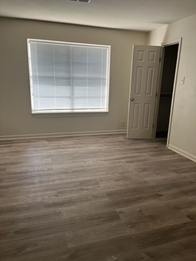 Building Photo - Newly Remodeled Townhome