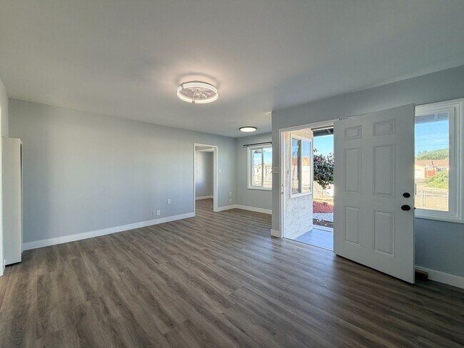 Foto del edificio - 502-504 E Hemlock- LT