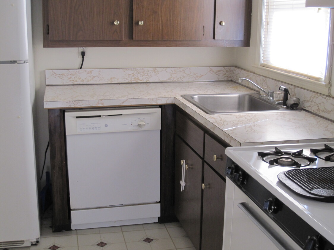 FULL KITCHEN - 96 Porter Ave