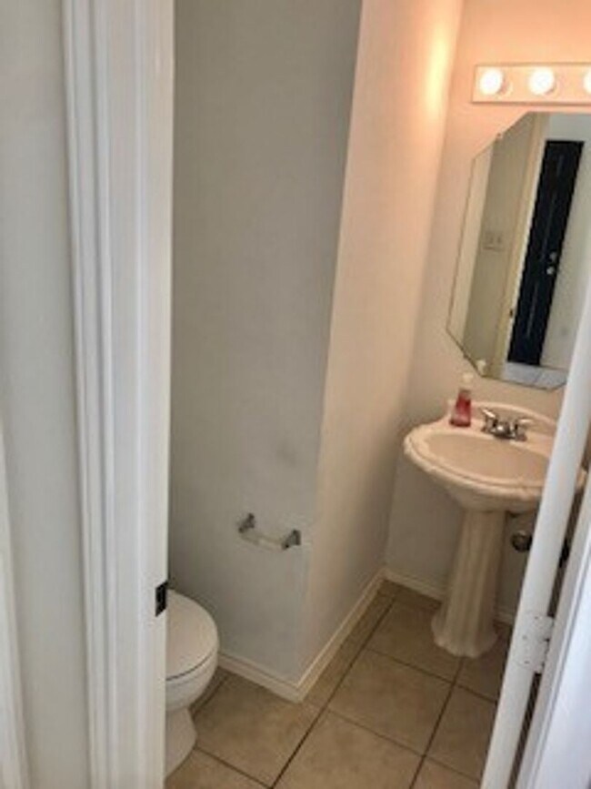 Building Photo - Nice Two Story Home in the Beautiful Reser...