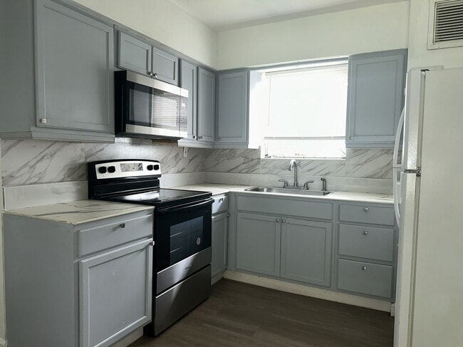 Building Photo - 425 SW 18th Ave