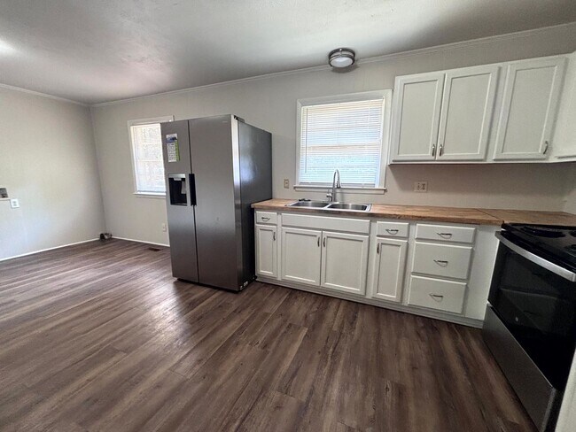 Building Photo - 944 Lark Dr