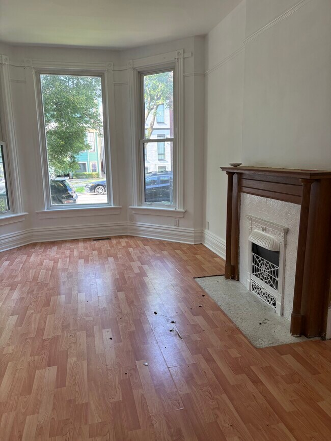 Living room - 1435 W Melrose St