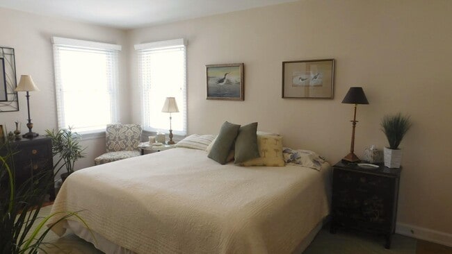 north bedroom - 2215 E Woodstock Pl