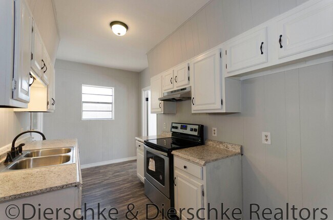 Building Photo - Spacious, Updated One Bedroom One Bath hom...