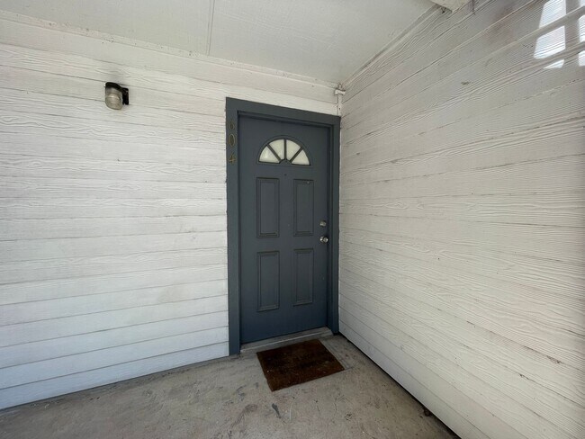 Building Photo - First Floor Condo with Community Pool