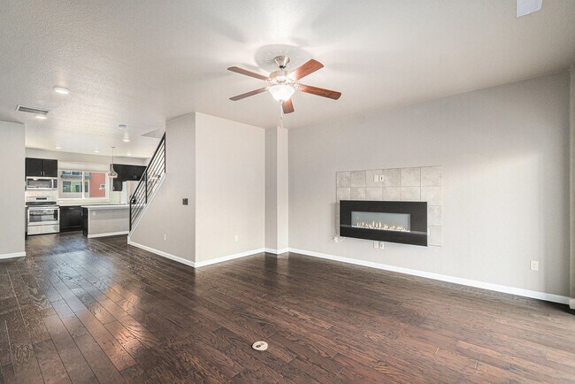 Foto del edificio - Creekside Townhome with Balconies on Every...