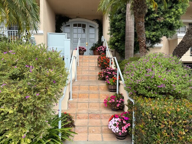 Entrada del edificio - Plymouth Apartments