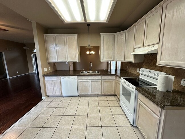 Building Photo - Spacious 4BR House in Corpus Christi