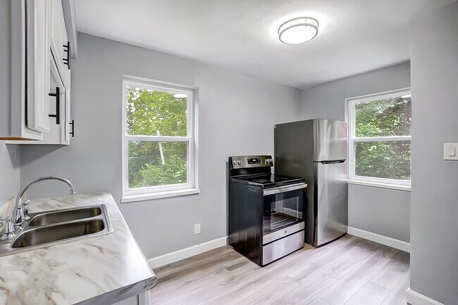 Building Photo - Three Bedroom in Dayton!