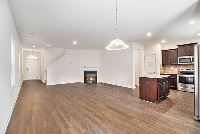Building Photo - 3135 Hendrick Dr