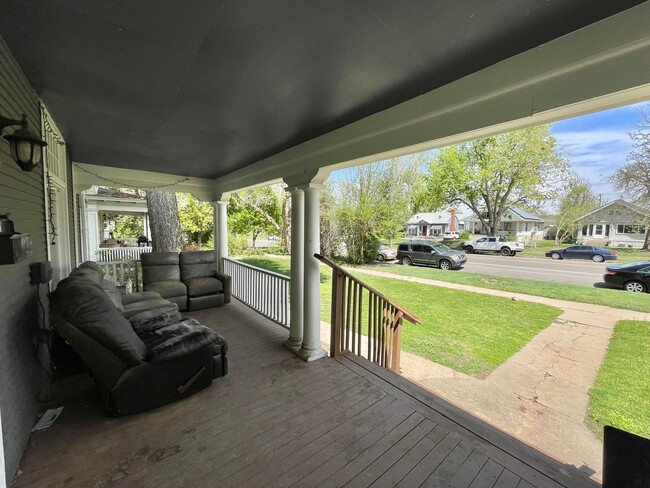 Building Photo - AVAILABLE NOW! Move-In Special! Half Off F...