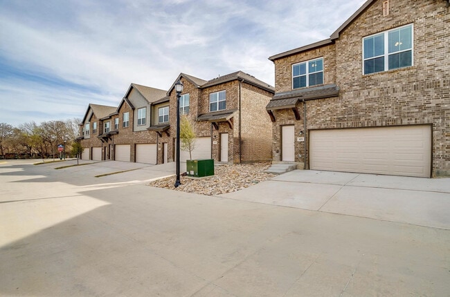 Building Exterior - Stone Lake Townhomes