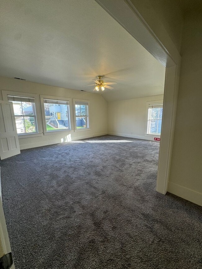 Building Photo - Open and bright upstairs 1 bed one bath unit in downtown Grass Valley!
