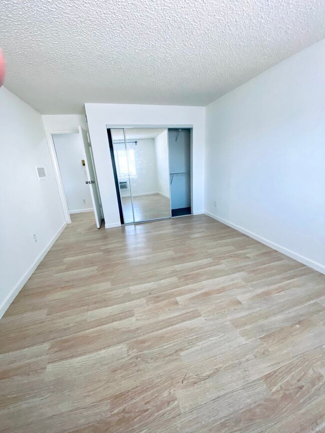 Foto del edificio - 1 BEDROOM 1 BATHROOM CONDO!! HARDWOOD FLOO...