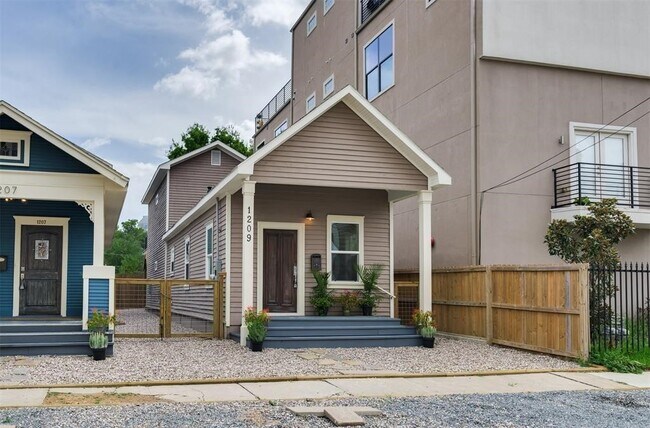 Building Photo - 1209 Summer St