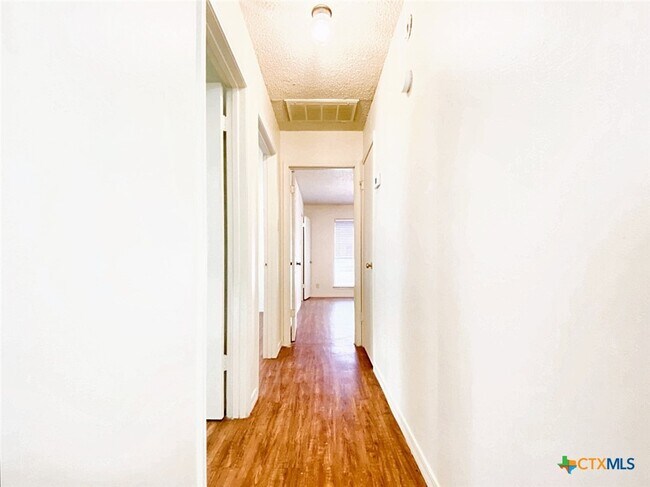 Foto del edificio - 106 Hughson Ct